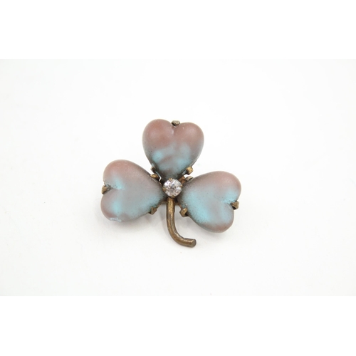 334 - Antique sapphire glass clover brooch (10g)