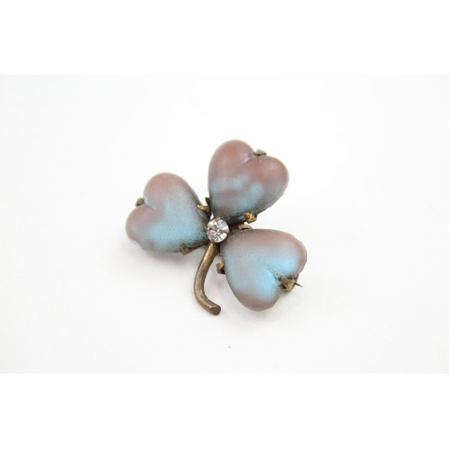 334 - Antique sapphire glass clover brooch (10g)