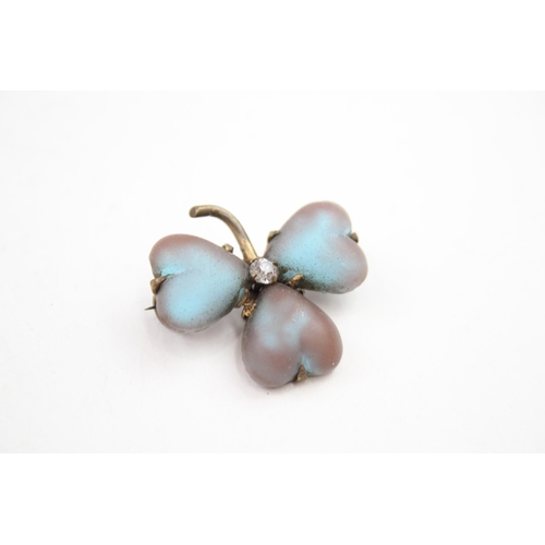 334 - Antique sapphire glass clover brooch (10g)