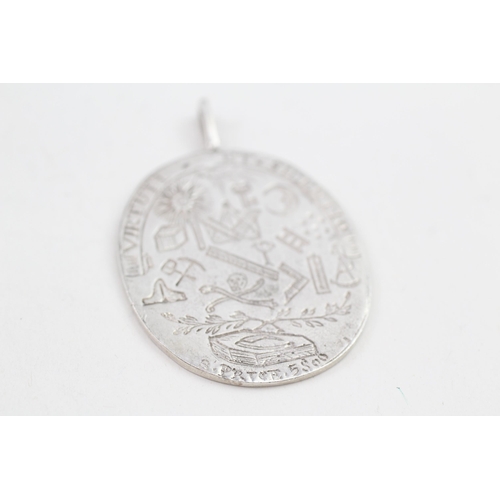 341 - A silver masonic carved pendant (19g)