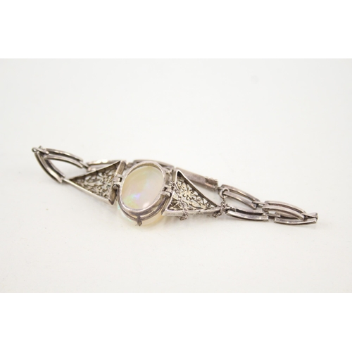 360 - An early 20th century silver opal bracelet (6g)