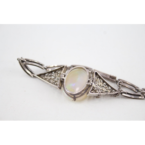 360 - An early 20th century silver opal bracelet (6g)