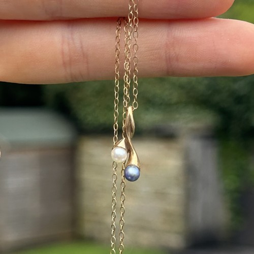 62 - 9ct gold cultured pearl twist pendant on chain  1.6 g