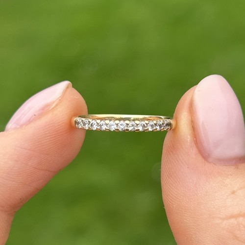 67 - 18ct gold diamond half eternity ring Size J 1/2 1.3 g