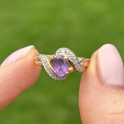 68 - 9ct gold amethyst single stone twist ring with diamond accent Size M 2.3 g