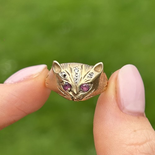 9ct gold cat ring with ruby eyes & diamond highlight Size P 3.3 g AS SEEN