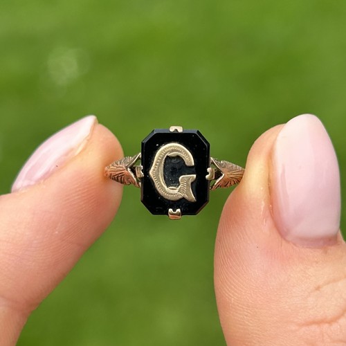 73 - 9ct gold antique onyx initial 'G' signet ring  - MISHAPEN - AS SEEN Size J 1.6 g
