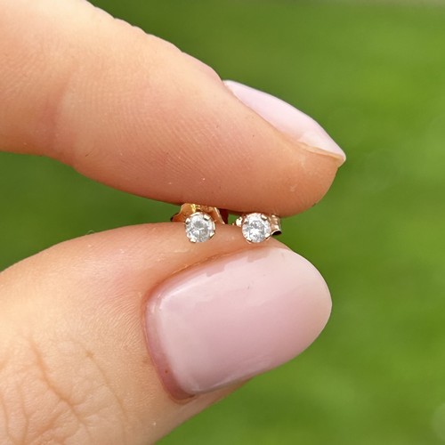 99 - 14ct gold circular cut diamond single stone stud earrings  0.3 g