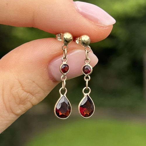 104 - 9ct gold garnet two stone dangle earrings  0.9 g