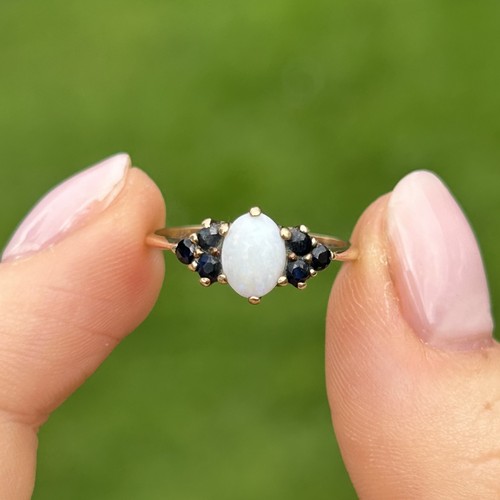 110 - 9ct gold opal & sapphire trefoil ring Size N 1.5 g