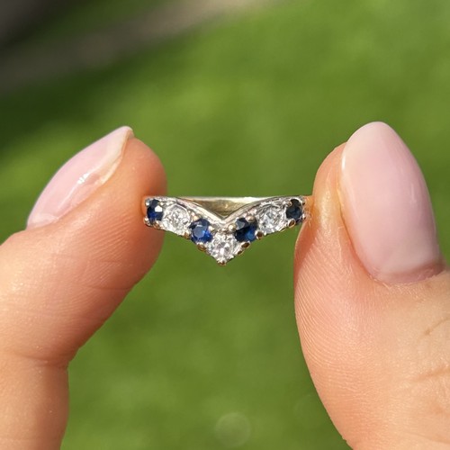 9ct gold diamond & sapphire seven stone chevron ring Size H 1.4 g
