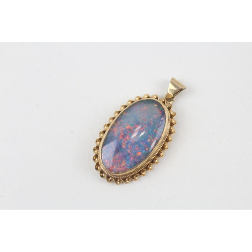 143 - 9ct gold oval opal triplet single stone pendant   - 4.6 g