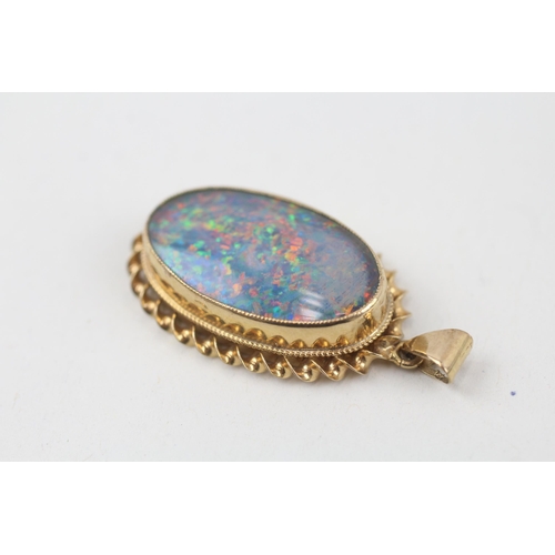 143 - 9ct gold oval opal triplet single stone pendant   - 4.6 g