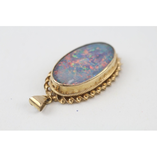 143 - 9ct gold oval opal triplet single stone pendant   - 4.6 g