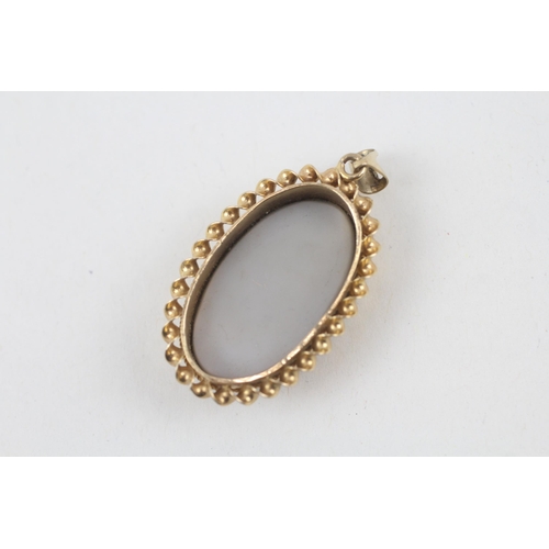 143 - 9ct gold oval opal triplet single stone pendant   - 4.6 g