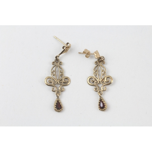 151 - 9ct gold garnet ornate dangle earrings   - 1.6 g