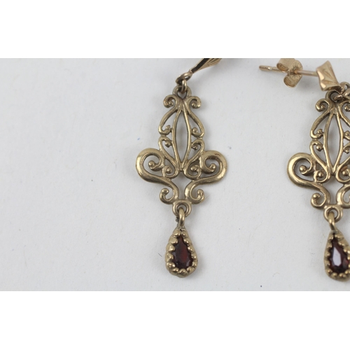 151 - 9ct gold garnet ornate dangle earrings   - 1.6 g