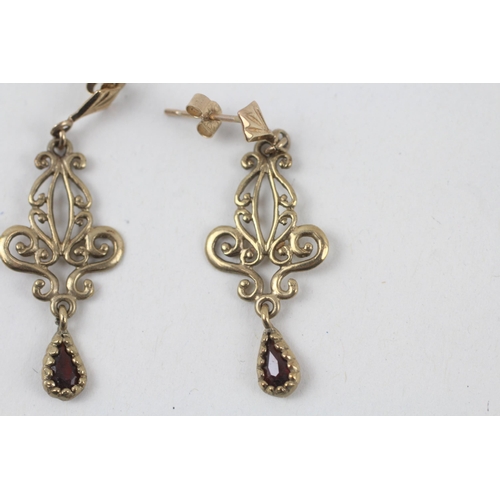 151 - 9ct gold garnet ornate dangle earrings   - 1.6 g