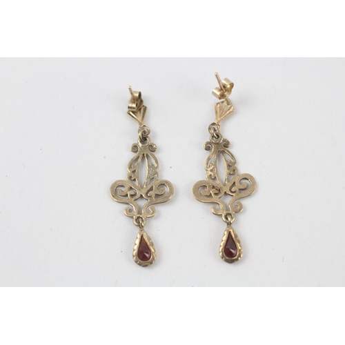 151 - 9ct gold garnet ornate dangle earrings   - 1.6 g