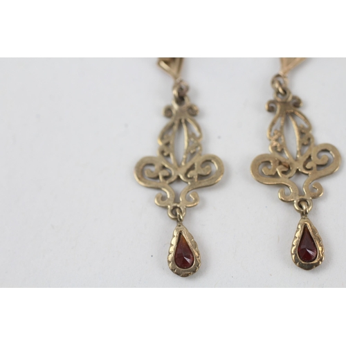151 - 9ct gold garnet ornate dangle earrings   - 1.6 g