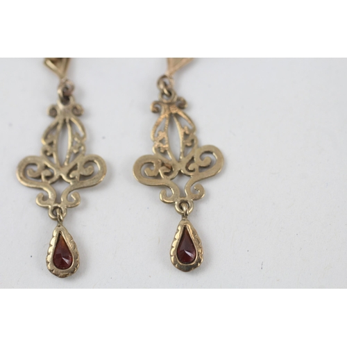 151 - 9ct gold garnet ornate dangle earrings   - 1.6 g