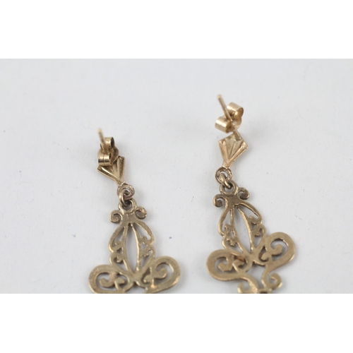 151 - 9ct gold garnet ornate dangle earrings   - 1.6 g