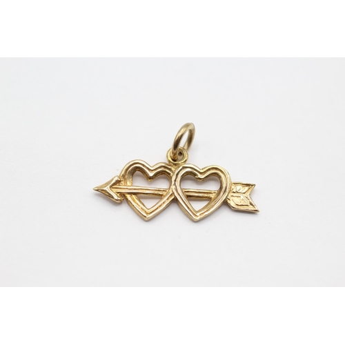 17 - 9ct gold double heart & arrow charm   - 1.1 g