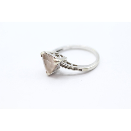 22 - 9ct white gold trillion morganite & white gemstone dress ring Size  N - 2.8 g