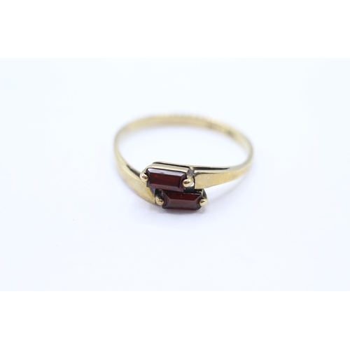 38 - 9ct gold garnet twin stone ring Size  P - 1.4 g