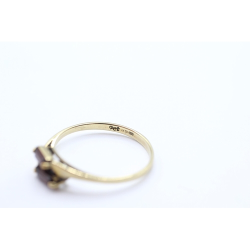 38 - 9ct gold garnet twin stone ring Size  P - 1.4 g