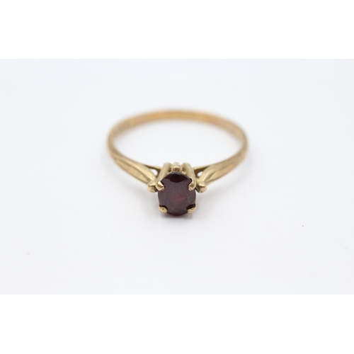 26 - 9ct gold oval garnet single stone ring Size  R - 1.9 g