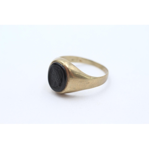 29 - 9ct gold onyx cameo ring Size  V - 3.7 g