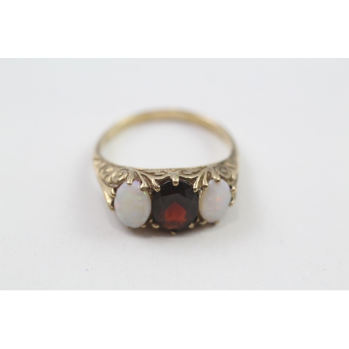 87 - 9ct gold vintage garnet & opal three stone ring with a scroll pattered gallery (3g) Size  P