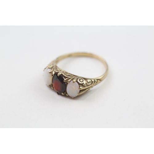 87 - 9ct gold vintage garnet & opal three stone ring with a scroll pattered gallery (3g) Size  P