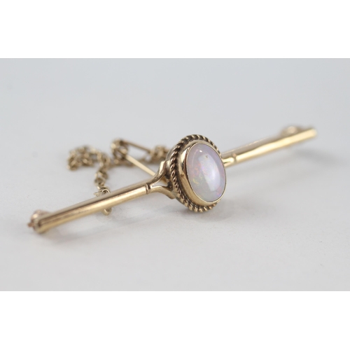 91 - 9ct gold vintage opal bar brooch (2.3g)