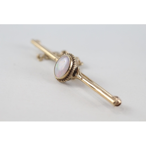 91 - 9ct gold vintage opal bar brooch (2.3g)