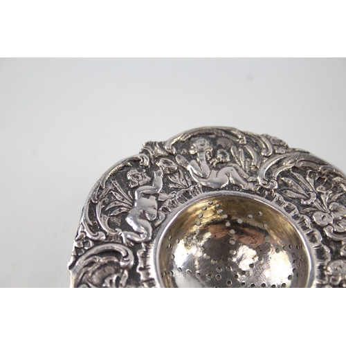 440 - Antique Victorian 1900 Sheffield Sterling Silver Cherub Tea Strainer (50g)