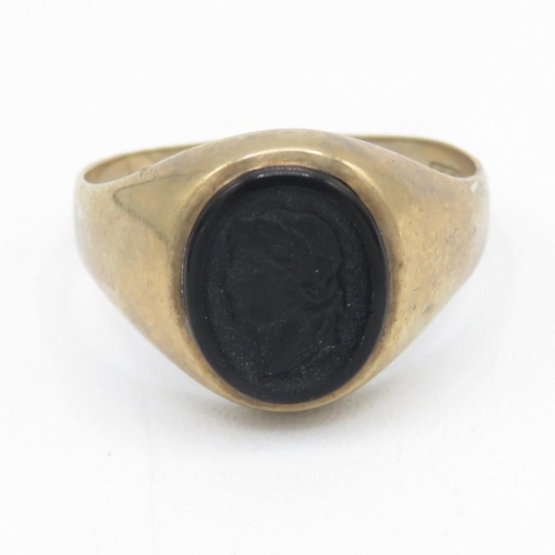 29 - 9ct gold onyx cameo ring Size  V - 3.7 g