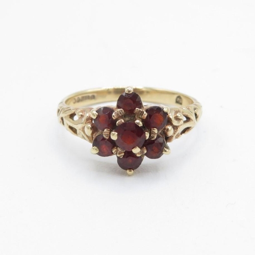 65 - 9ct gold garnet seven stone floral cluster ring (2.6g) Size  P