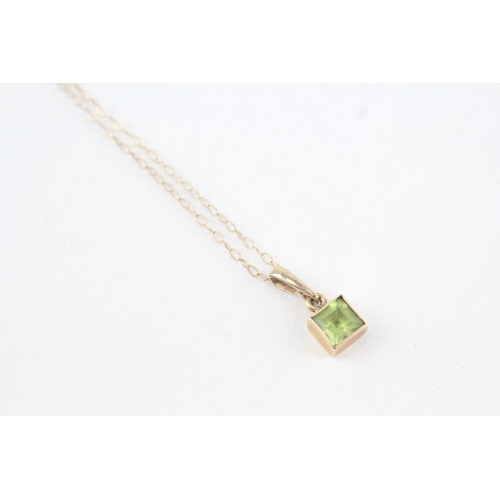 104 - 9ct gold square cut peridot pendant necklace, bezel set (1g)