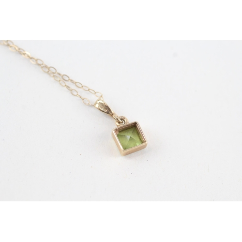 104 - 9ct gold square cut peridot pendant necklace, bezel set (1g)