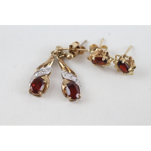 107 - 2 x 9ct gold diamond & garnet earrings (2.5g)