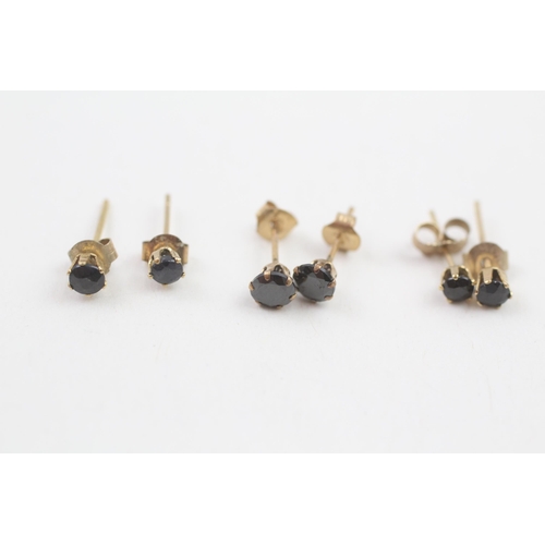 108 - 4 x 9ct gold sapphire stud earrings (1.3g)