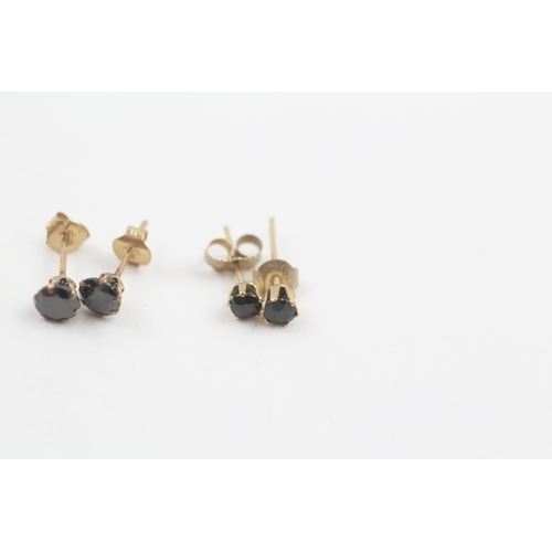 108 - 4 x 9ct gold sapphire stud earrings (1.3g)