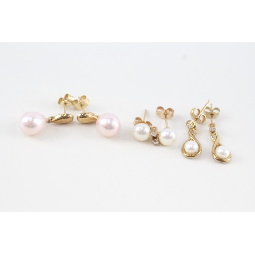 113 - 2 x 9ct gold cultured pearl earrings with diamond highlight (5.2g)