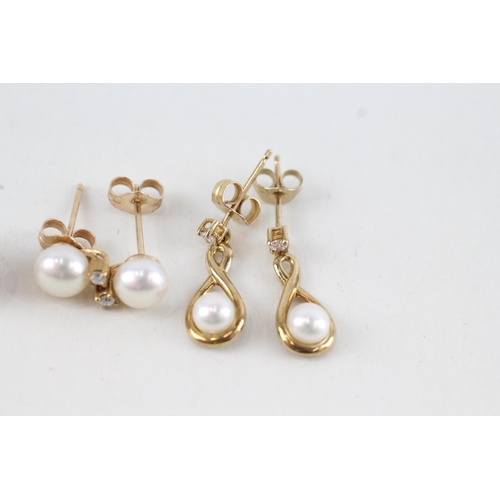 113 - 2 x 9ct gold cultured pearl earrings with diamond highlight (5.2g)