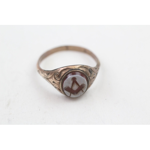 183 - 9ct gold carved agate masonic signet ring (2.3g) Size U