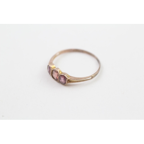 197 - 9ct gold antique pink & red garnet three stone ring, bezel set (0.7g) Size  M