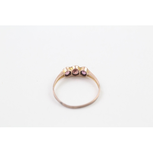 197 - 9ct gold antique pink & red garnet three stone ring, bezel set (0.7g) Size  M