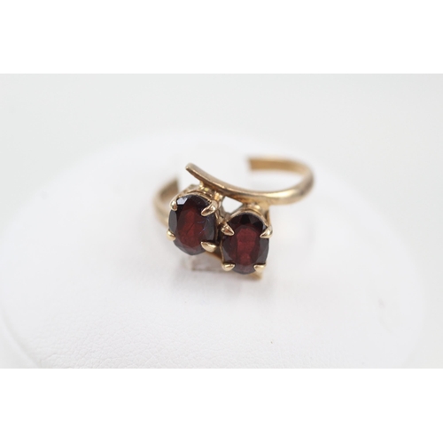 201 - 9ct gold vintage oval cut garnet two stone dress ring, claw set (2.5g) Size  M